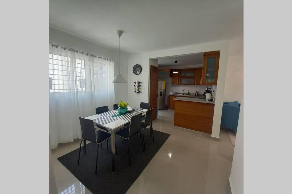 Confortable apartamento de 3 tres habitaciones, con hermosa vista de area verde, ademas de piscinas y juegos infantiles en area recreativa Santiago De Los Caballeros Exterior foto